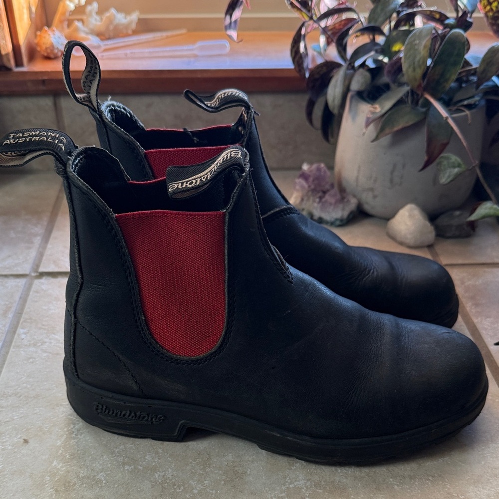 Blundstone Black and Red Leather Chelsea Boots - Picture 2 of 7
